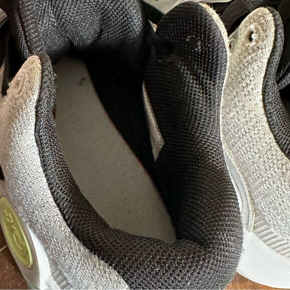 Nike Gray and Black Sneakers with Modern Design - Picture 5 of 7